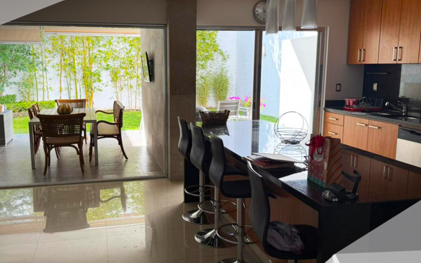 CASA EN VENTA EN CUMBRES DEL LAGO – JURIQUILLA